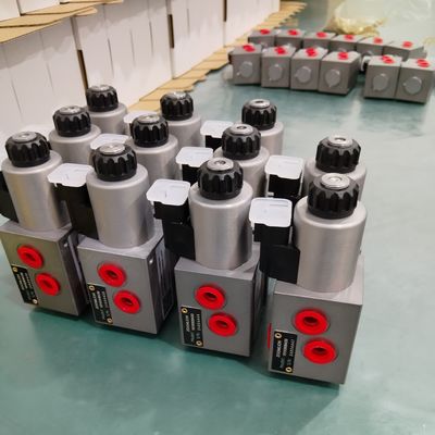 Válvula de solenoide hidráulica de 2 posiciones con 6 puertos de aceite y maniobras de válvula de conexión DT04-2P